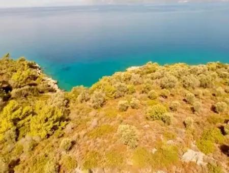 Die Zum Verkauf Stehende Insel Im Golf Von Gökova Im Bezirk Marmaris Hat Eine Grundstücksfläche Von 365000M2 Und Es Befindet Sich Ein Eingetragenes Haus Darin.