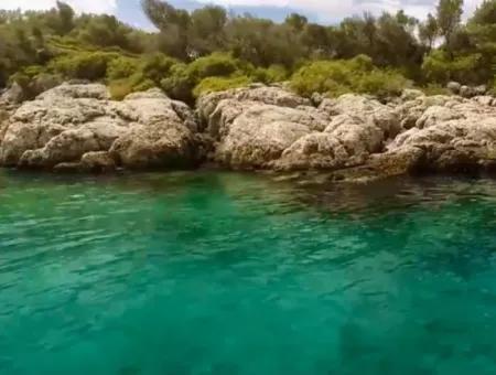 Die Zum Verkauf Stehende Insel Im Golf Von Gökova Im Bezirk Marmaris Hat Eine Grundstücksfläche Von 365000M2 Und Es Befindet Sich Ein Eingetragenes Haus Darin.