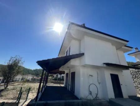 Marmaris Çetibeli Mahallesinde Orman Manzaralı Müstakil Bahçeli Yüzme Havuzlu Site İçerisinde 3 Oda 3 Banyo Satılık Villa